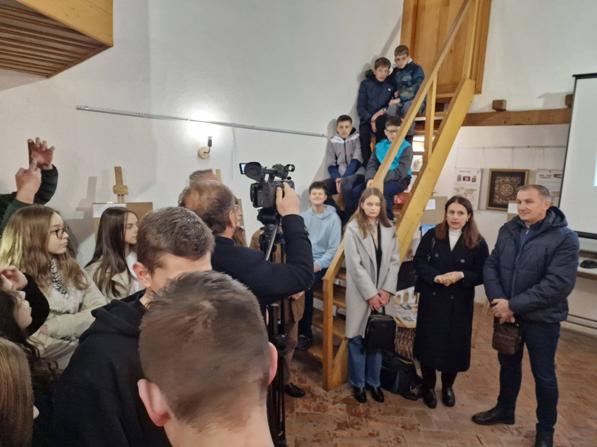 U povodu obilježavanja Dana državnosti Bosne i Hercegovine organizoavana je izložba slika, razglednica i web stranice posvećenih kulturnim znamenitostima Tešnja